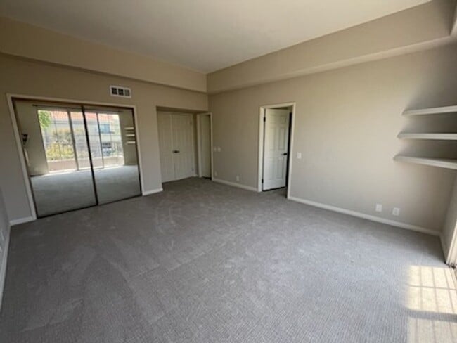 Building Photo - Luxurious Townhouse Located in the exclusi...