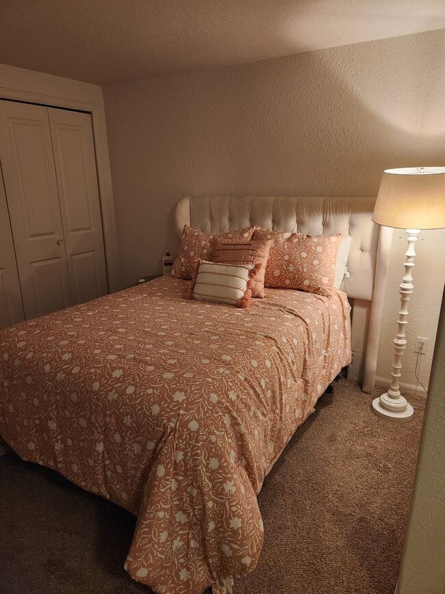 Building Photo - Gorgeous Townhome -Beautifully Remodeled!