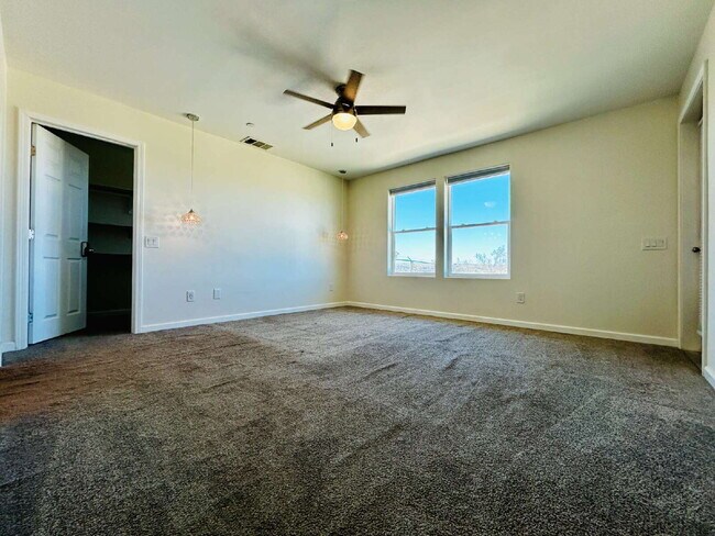 Building Photo - Gorgeous 3 bd, 2.5 ba on 1 acre