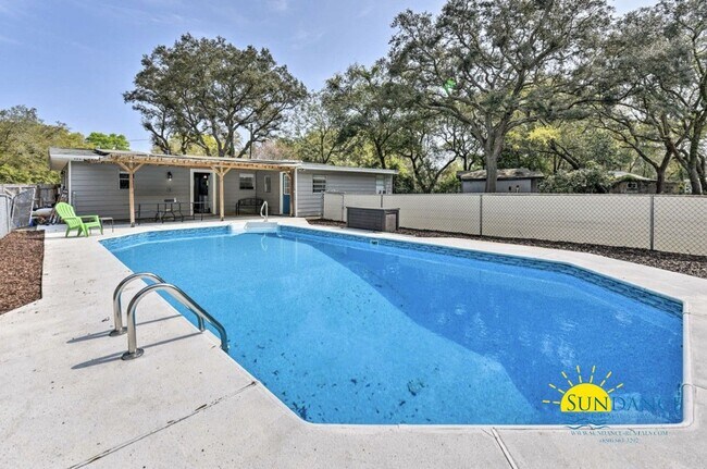 Building Photo - Upgraded 4BR Home with In-Ground Pool in Fort Walton Beach!