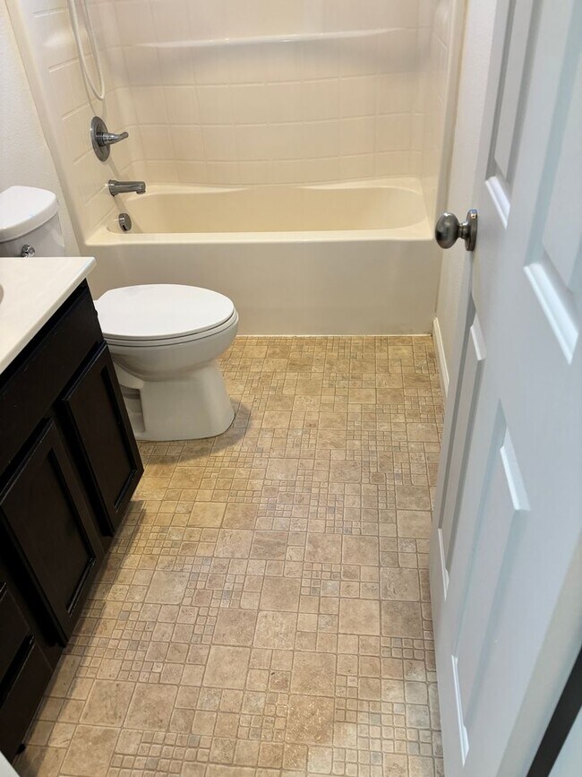 Building Photo - BEAUTIFUL, SPACIOUS,  4 BEDROOM, 2 BATHROO...