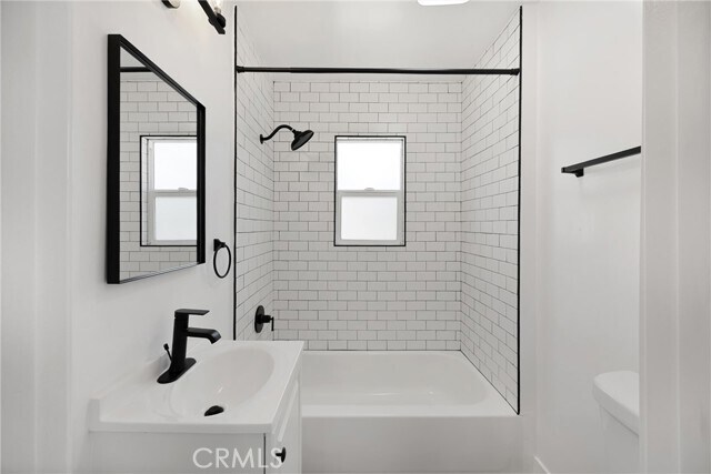 Building Photo - 15 Christina St