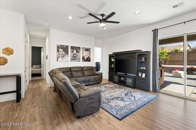 Building Photo - 6149 Laguna Ln
