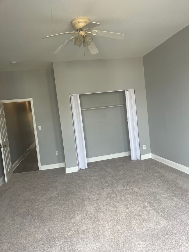 Building Photo - Spacious 3 bedroom 1.5 Bathroom Townhome