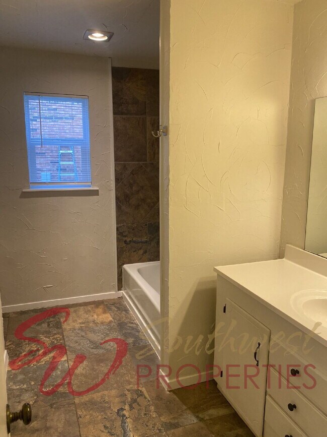 Building Photo - 4-Bedroom home in a quiet neighborhood