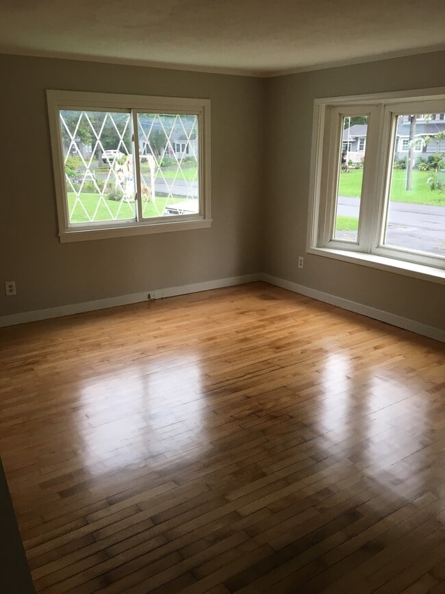 Primary Photo - Sparkling N Syr 3 bedroom close to schools