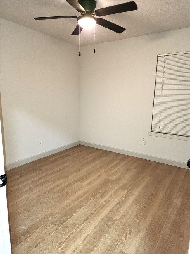 Building Photo - 4906 Valleyview Dr