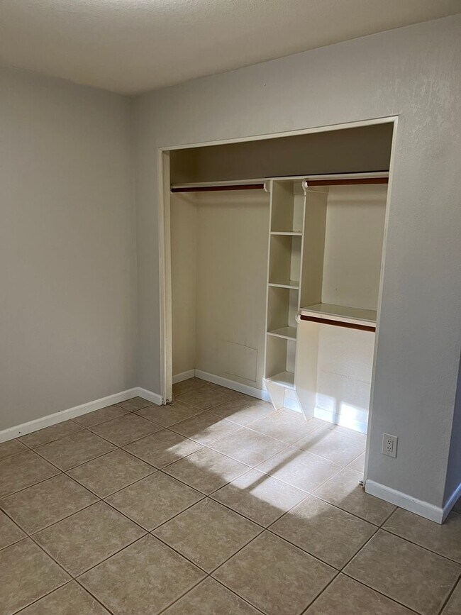 Building Photo - Modern, updated 3B/2B with fenced yard and sun room in Cottonwood