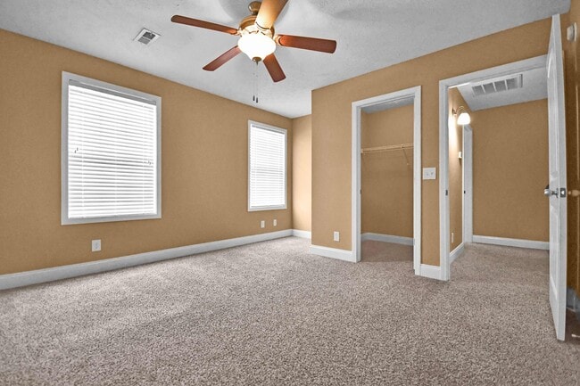 Building Photo - Pet Friendly Three Bedroom!