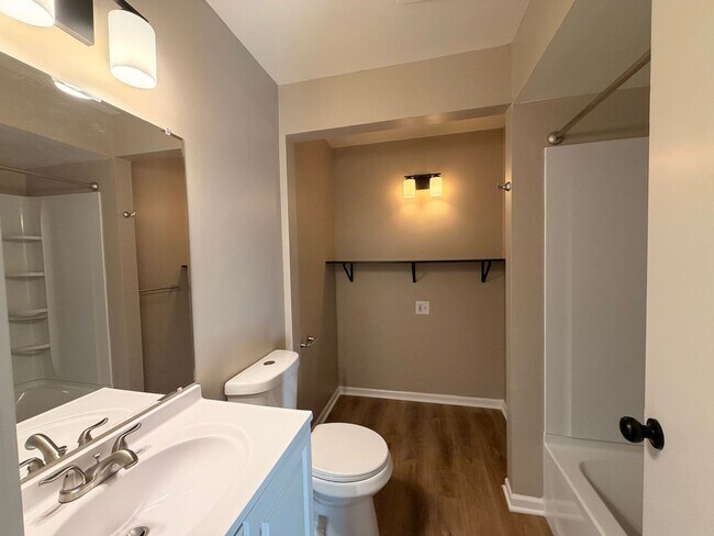 Building Photo - Rockford Schools! 4 Bedroom Duplex