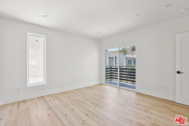 Building Photo - 2113 Holly Dr