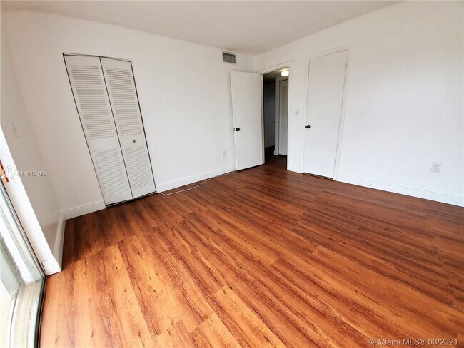 Building Photo - 9363 Fontainebleau Blvd