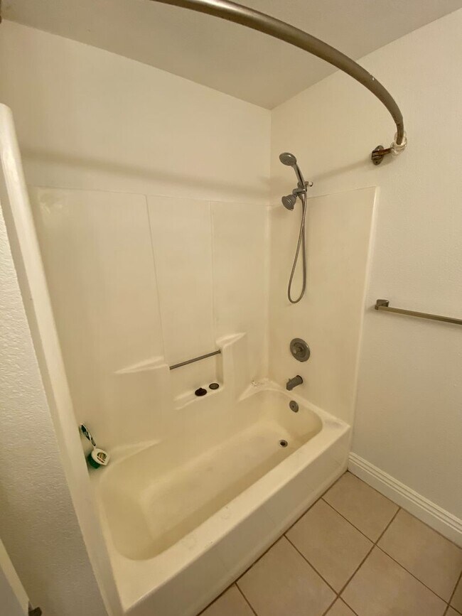 Building Photo - Quiet IB Townhome for Rent!