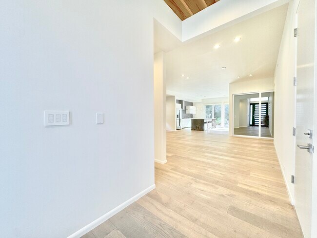 Building Photo - 12452 Beatrice St