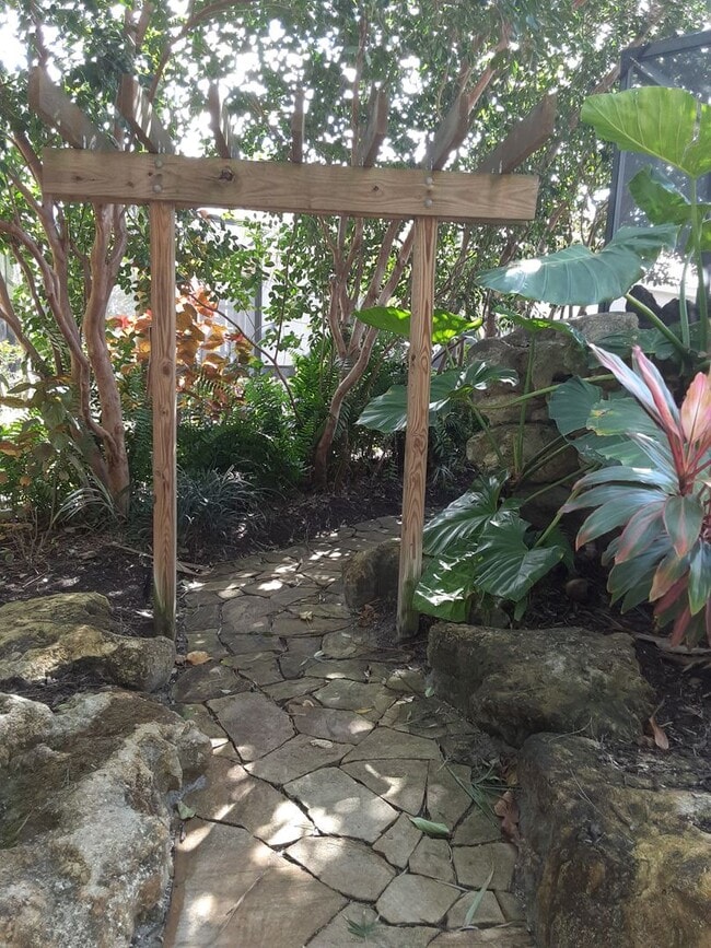 Building Photo - Annual unfurnished 3/2 SFH with pool in The Oaks!