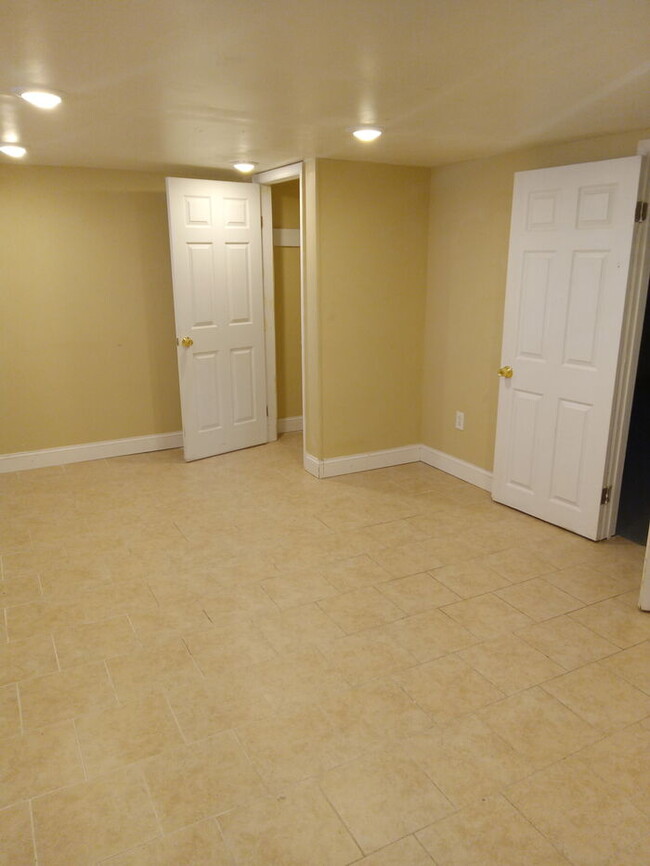 Building Photo - 3 bedroom 2 bathroom