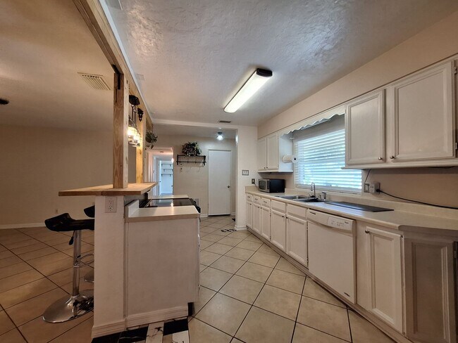 Building Photo - Stylish 4-Bedroom Belle Isle Retreat with ...