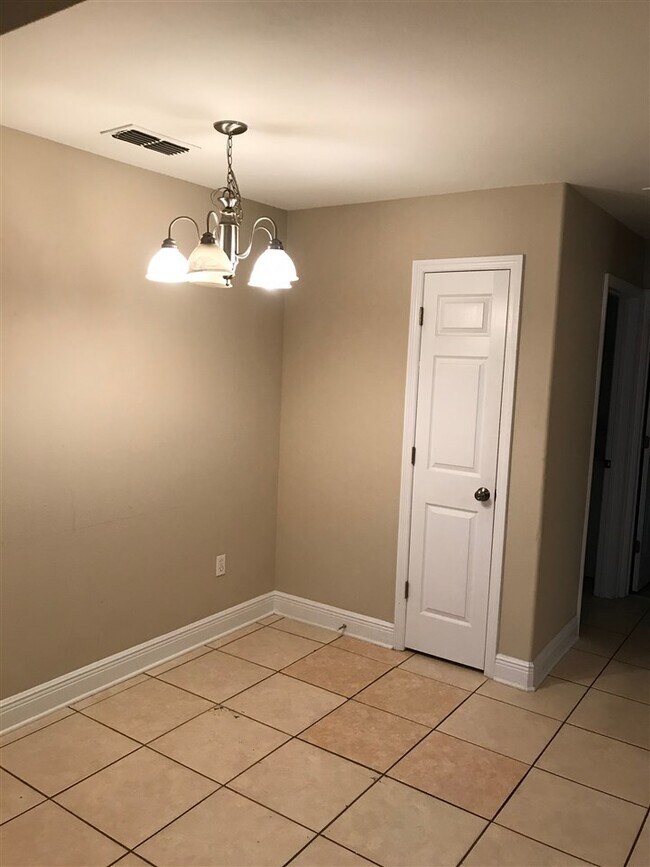 Building Photo - 2222 Cedarbrook Ct