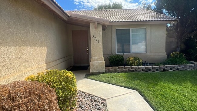 Building Photo - Single Story Rosamond home
