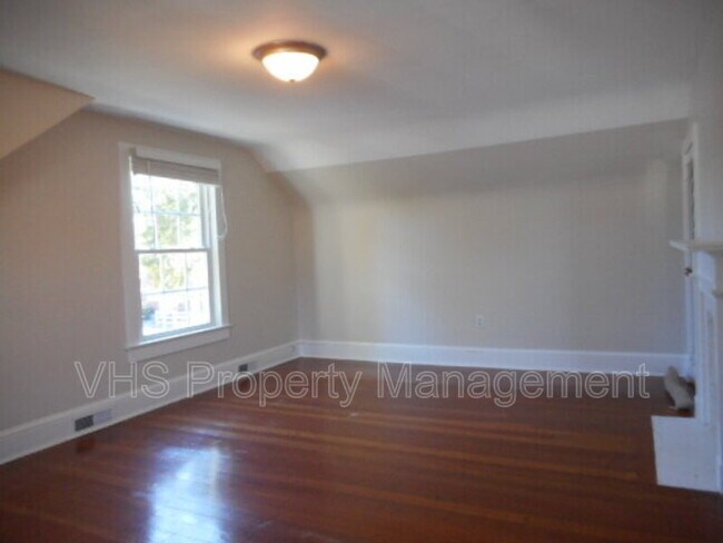 Building Photo - 815 Bright St