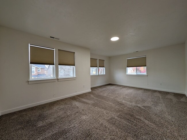 Building Photo - Beautiful 3+ Bedroom, 3 Bath Home With An ...