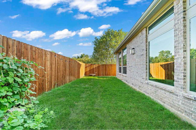 Building Photo - 1529 Woodford Pl