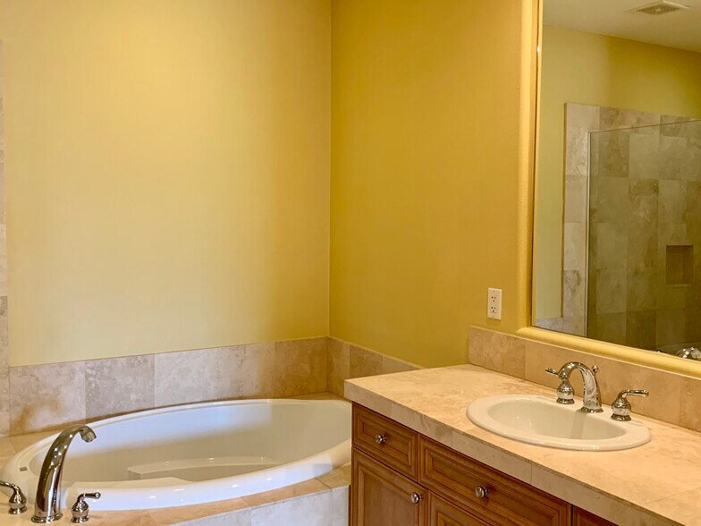 Master Bath - 4153 Via Mattina