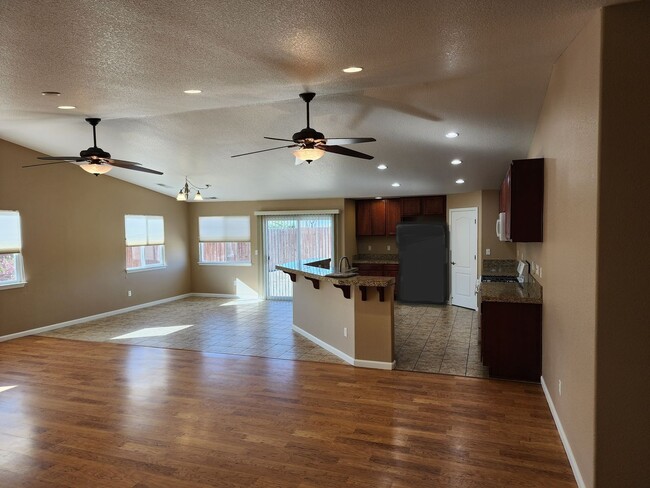 Building Photo - 4 Bedroom Home with 3 Car Garage in Dayton-Riverpark