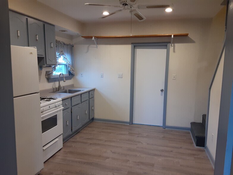 Kitchen - 53 Edgewater ave