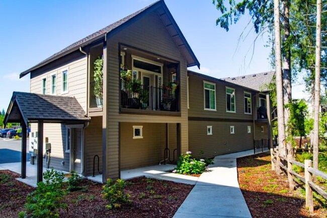 Building Photo - Gorgeous 2 Bedroom 1 Bath top floor Privat...