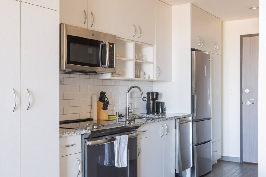 Building Photo - 1840 N Farwell Ave