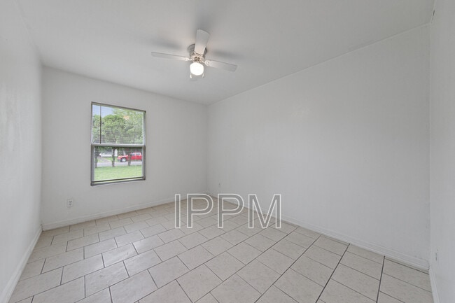 Building Photo - 717 E Jim Hogg Ave