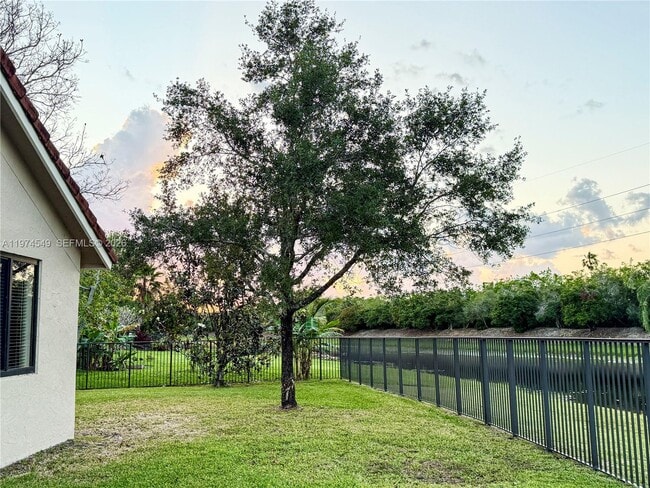 Building Photo - 400 Alexandra Cir