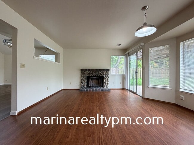 Building Photo - Glen Cove Beauty 3 bed 2.5  bath 2 Story home in established neighborhood