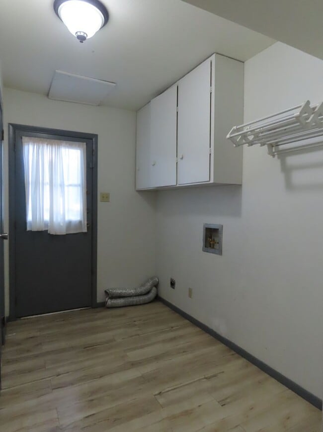 Building Photo - Charming 2 Bedroom, 1-1/2 Bath Duplex in T...