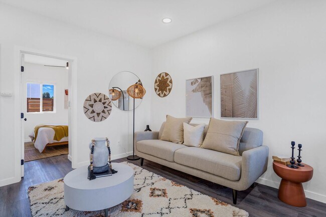 Building Photo - Beautiful Renovated 2 Bed/1 Bath Unit