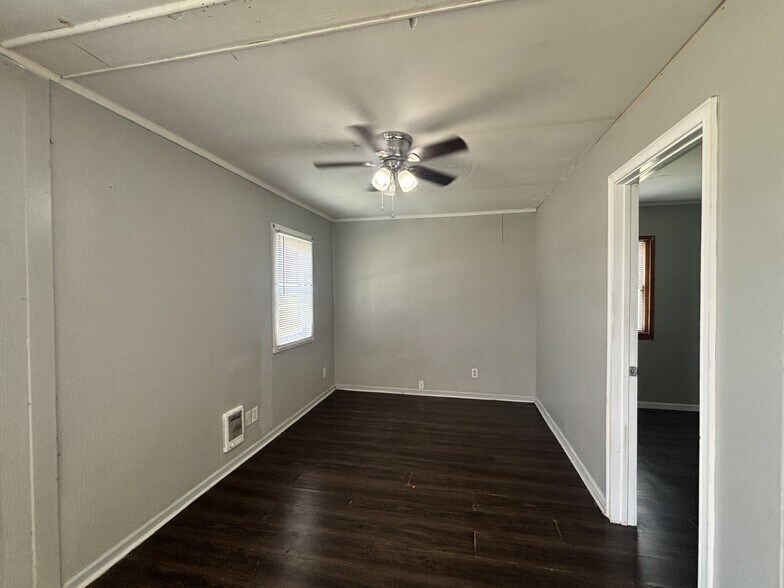 Building Photo - 5130 W Paradise Ln