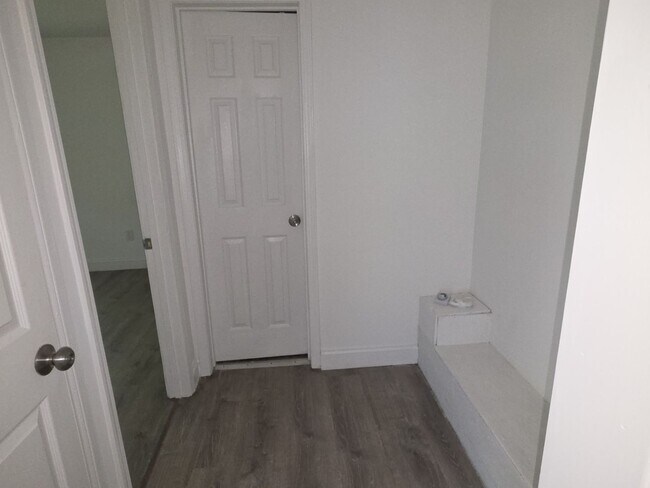 Building Photo - 1 Bedroom Available Now!