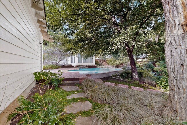 Building Photo - Gorgeous 2/2 Bungalow with Private Pool