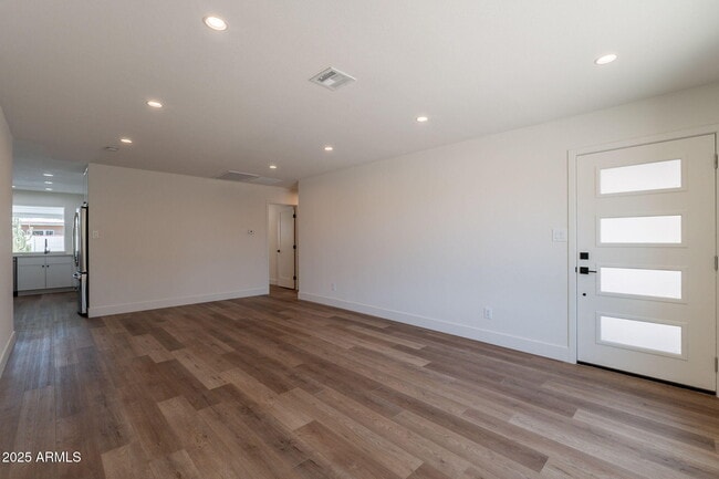 Building Photo - 1530 E Alameda Dr