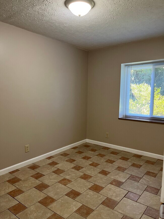 Building Photo - 464 E Red Bud Rd