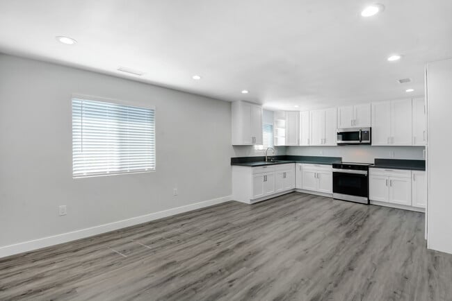 Building Photo - 6554 Kinlock Ave