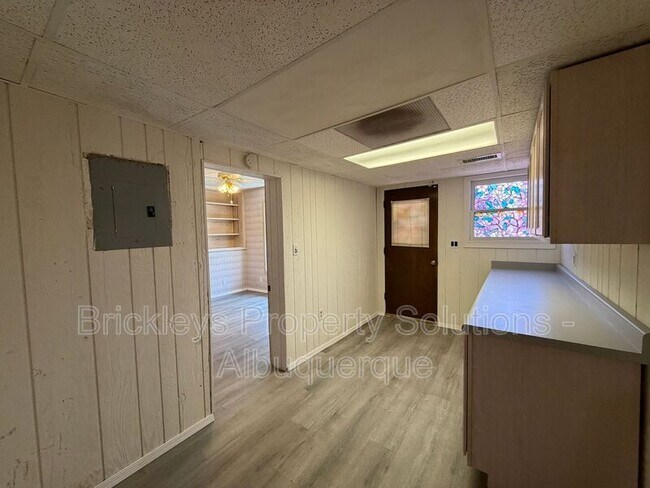 Building Photo - 337 Glorieta St NE