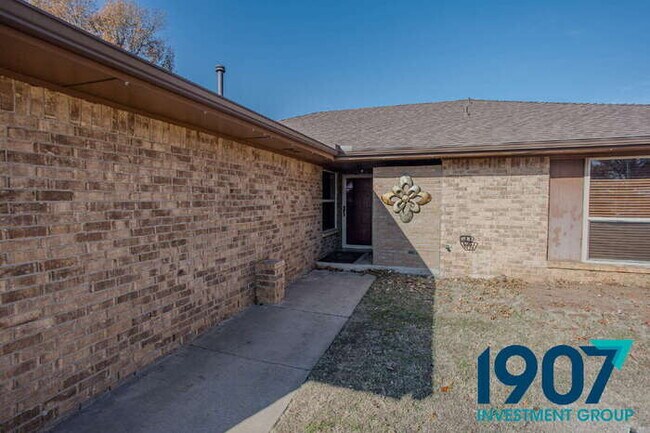 Building Photo - SPECIAL OFFER! Move In Now & Get 50% Off Your First & Second Month's Rent!  Spacious 5-Bedroom Ho...