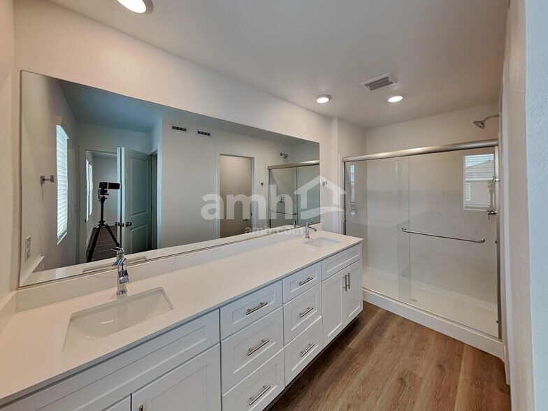 Building Photo - 5872 Vaes Dothrak St
