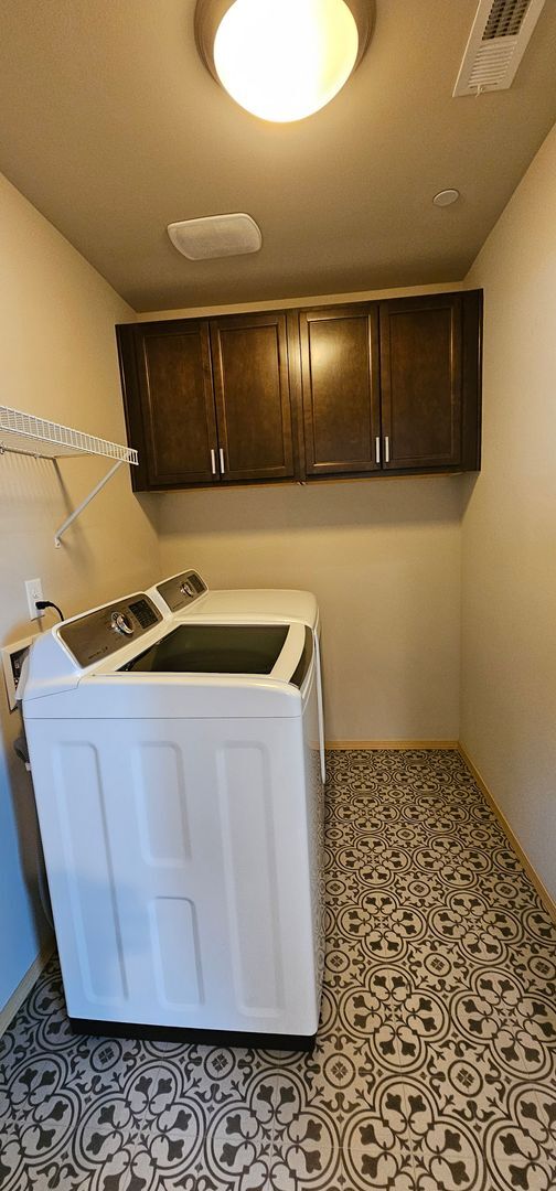 Building Photo - Spacious Bremerton Two-Story