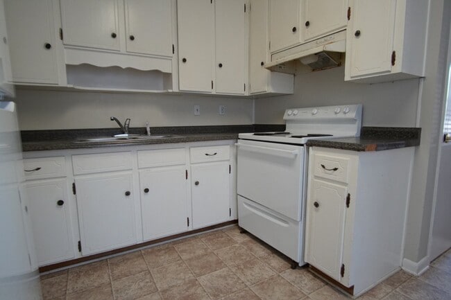 Building Photo - Charming 2-Bedroom Duplex Near UWF, I-10 &...