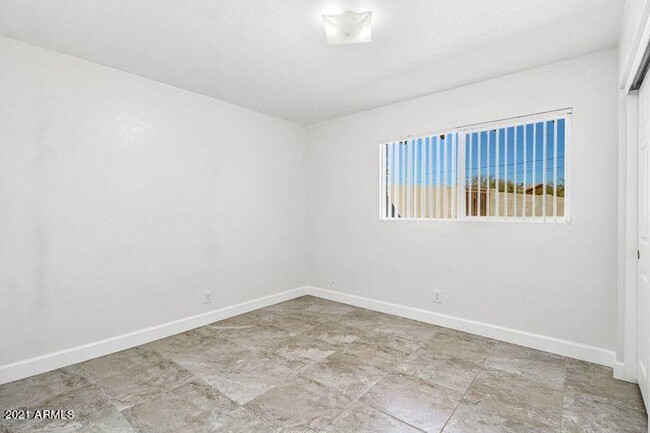 Building Photo - 6518 E Sunnyside Dr