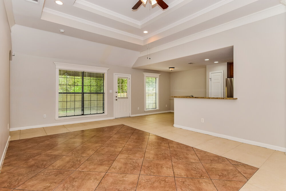 Building Photo - 543 Lakeside Dr