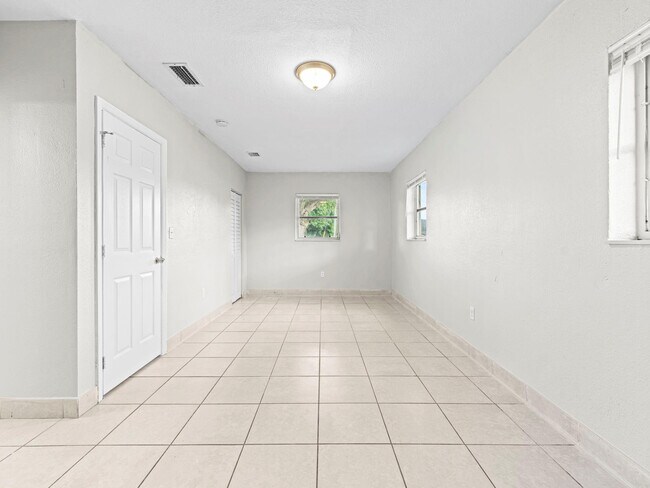 Building Photo - 21200 NE 12th Ct